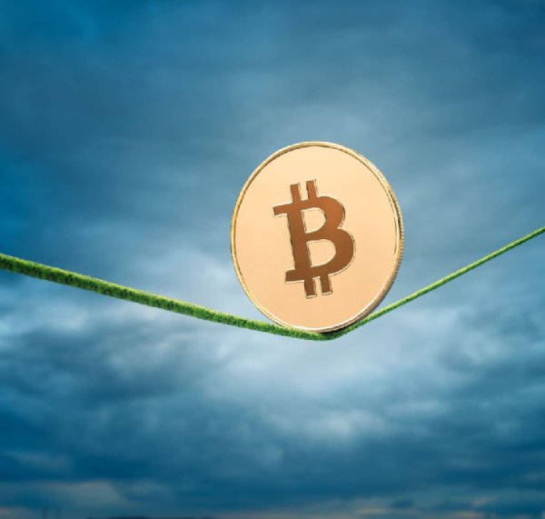Make Or Break: Bitcoin Fate Hangs On The Edge Of The 200-Week EMA Make Or Break: Bitcoin Fate Hangs On The Edge Of The 200-Week EMA