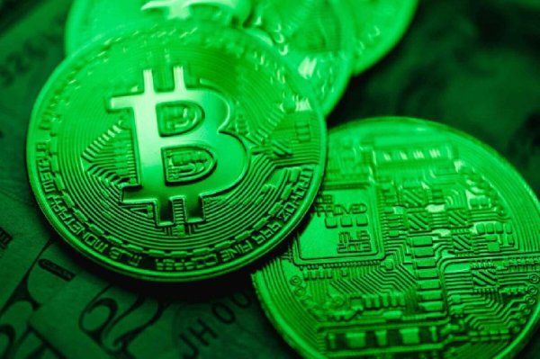 Anthony Scaramucci and Peter Schiff Spar Over Bitcoin as Inflation Hedge